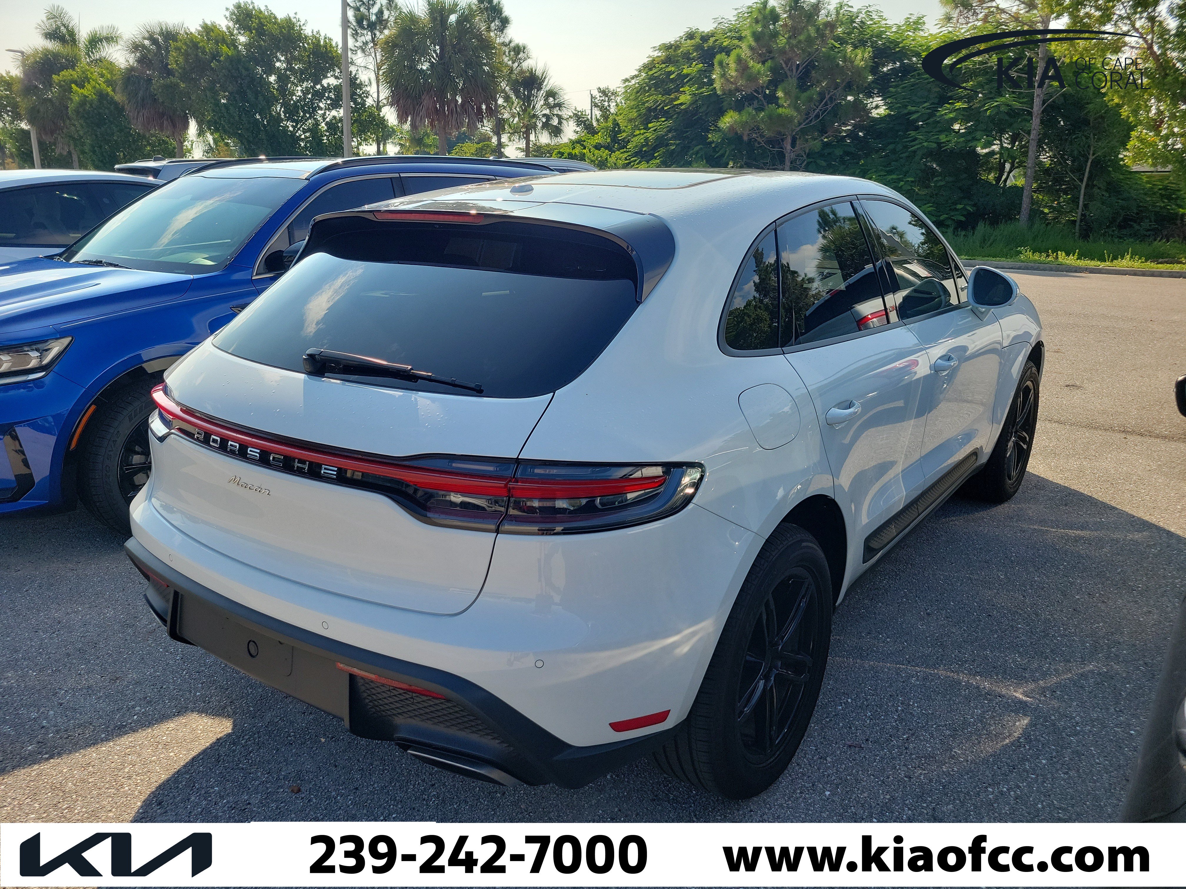 Used 2025 Porsche Macan AWD/4WD image 4