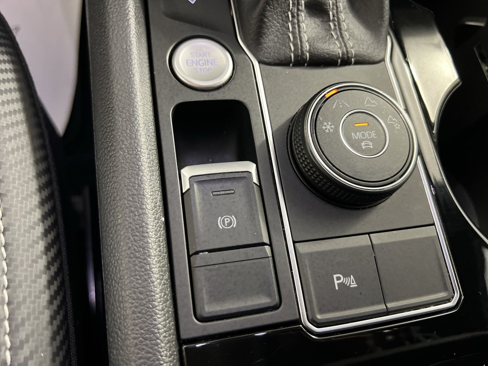 Used 2021 Volkswagen Atlas Cross Sport SEL AWD/4WD image 33