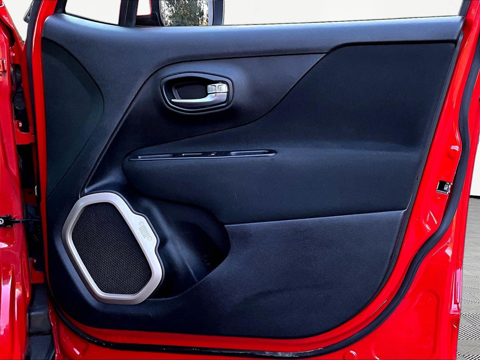 Used 2015 Jeep Renegade Latitude FWD image 27