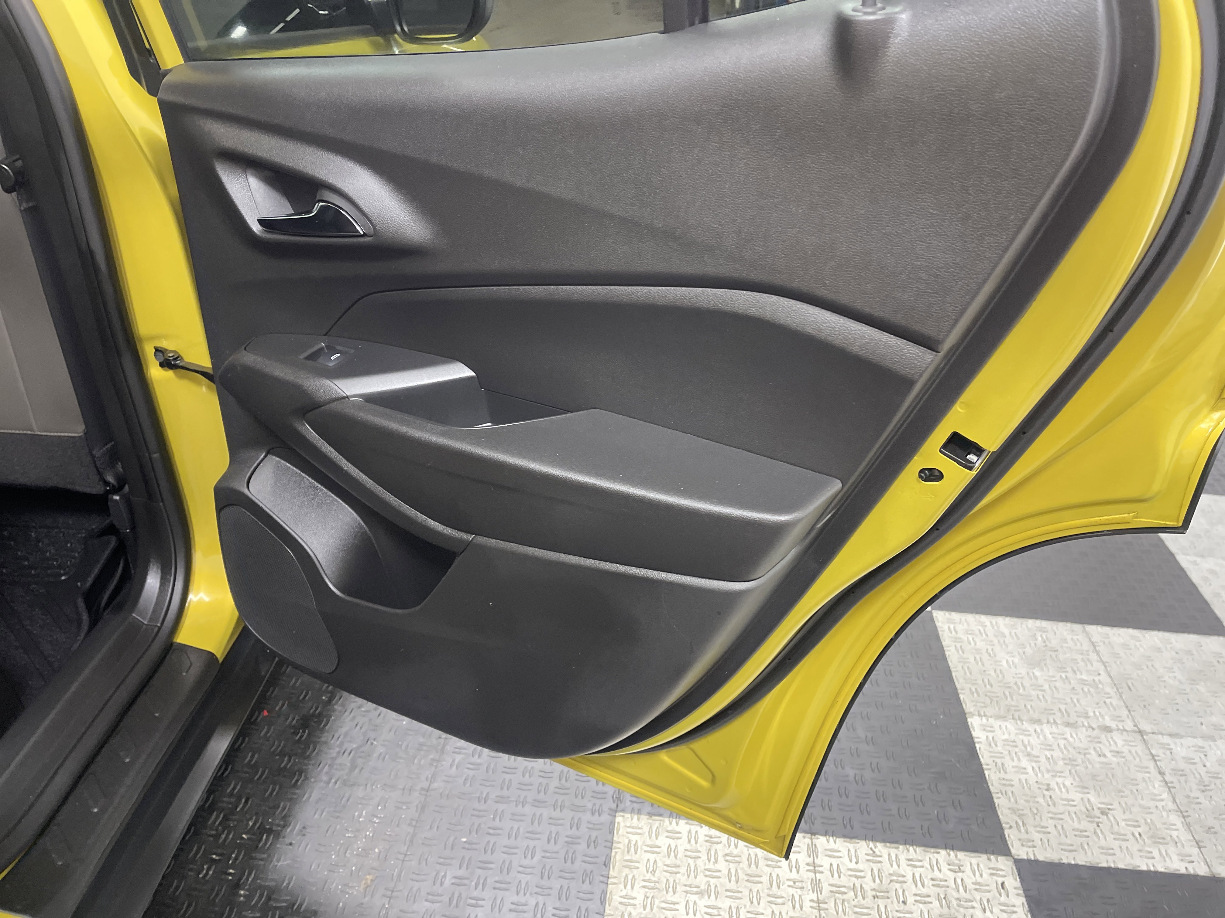 Used 2025 Chevrolet Trax ACTIV w/ Sunroof Package image 19