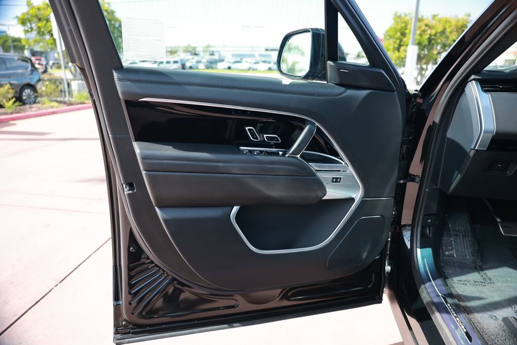 Used 2025 Land Rover Range Rover Long Wheelbase SE image 16