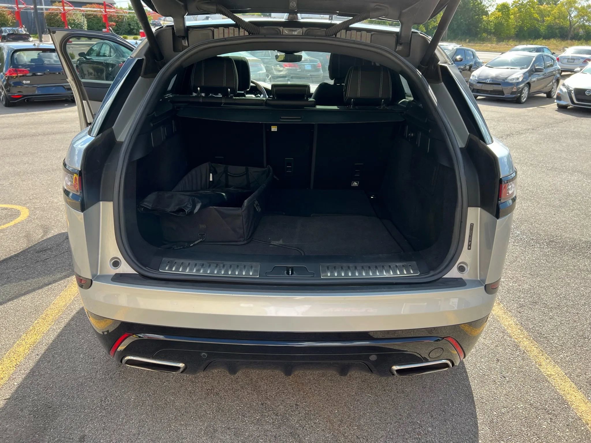 Used 2018 Land Rover Range Rover Velar R-Dynamic SE image 27