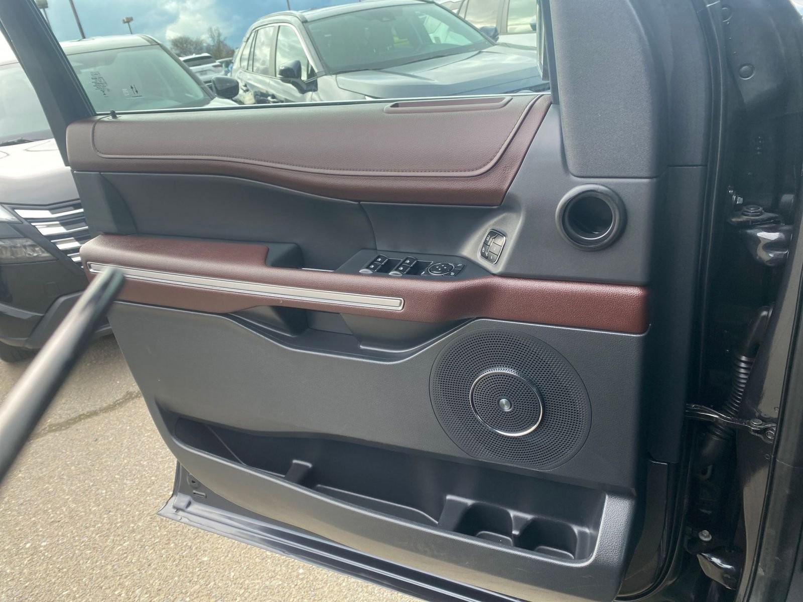 Used 2024 Ford Expedition Limited image 18