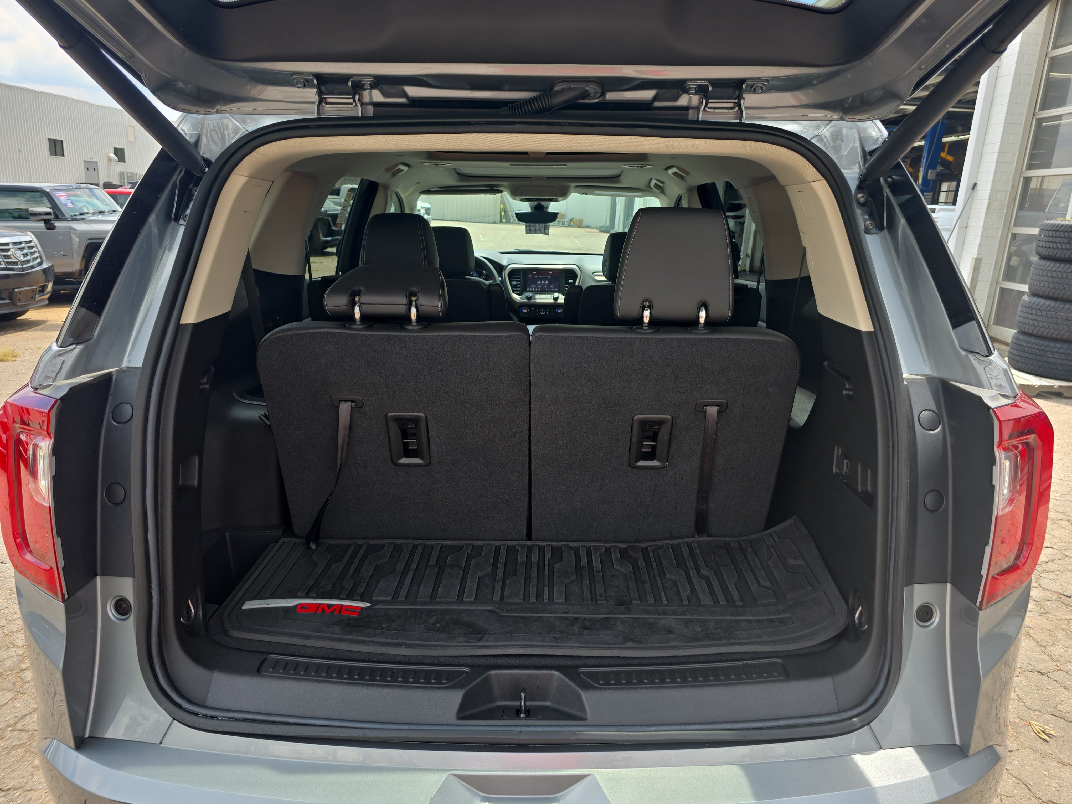 Used 2023 GMC Acadia Denali w/ Denali Ultimate Package FWD image 13