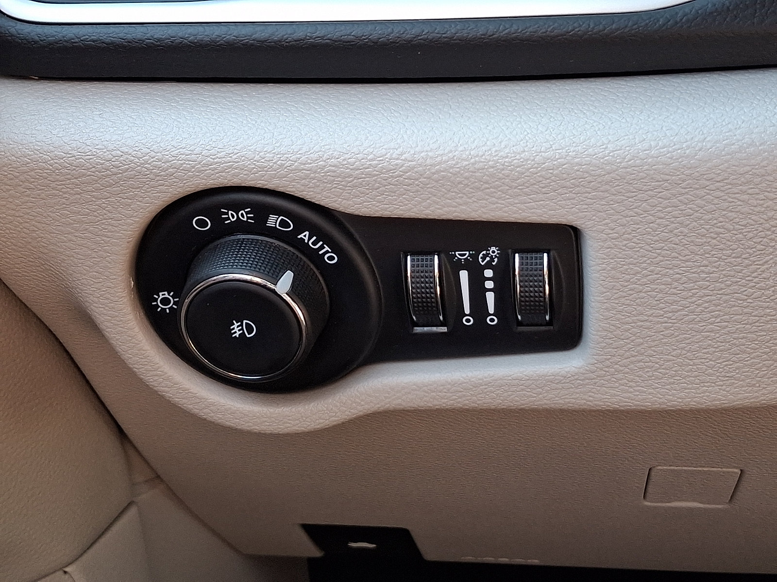 Used 2024 Chrysler Pacifica Touring-L FWD image 23