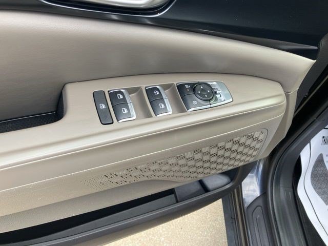 Used 2025 Kia Carnival FWD image 11