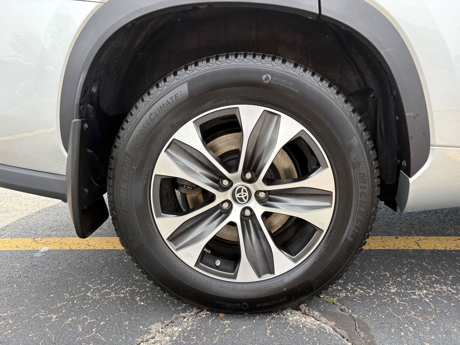 Used 2021 Toyota Highlander XLE AWD/4WD image 22