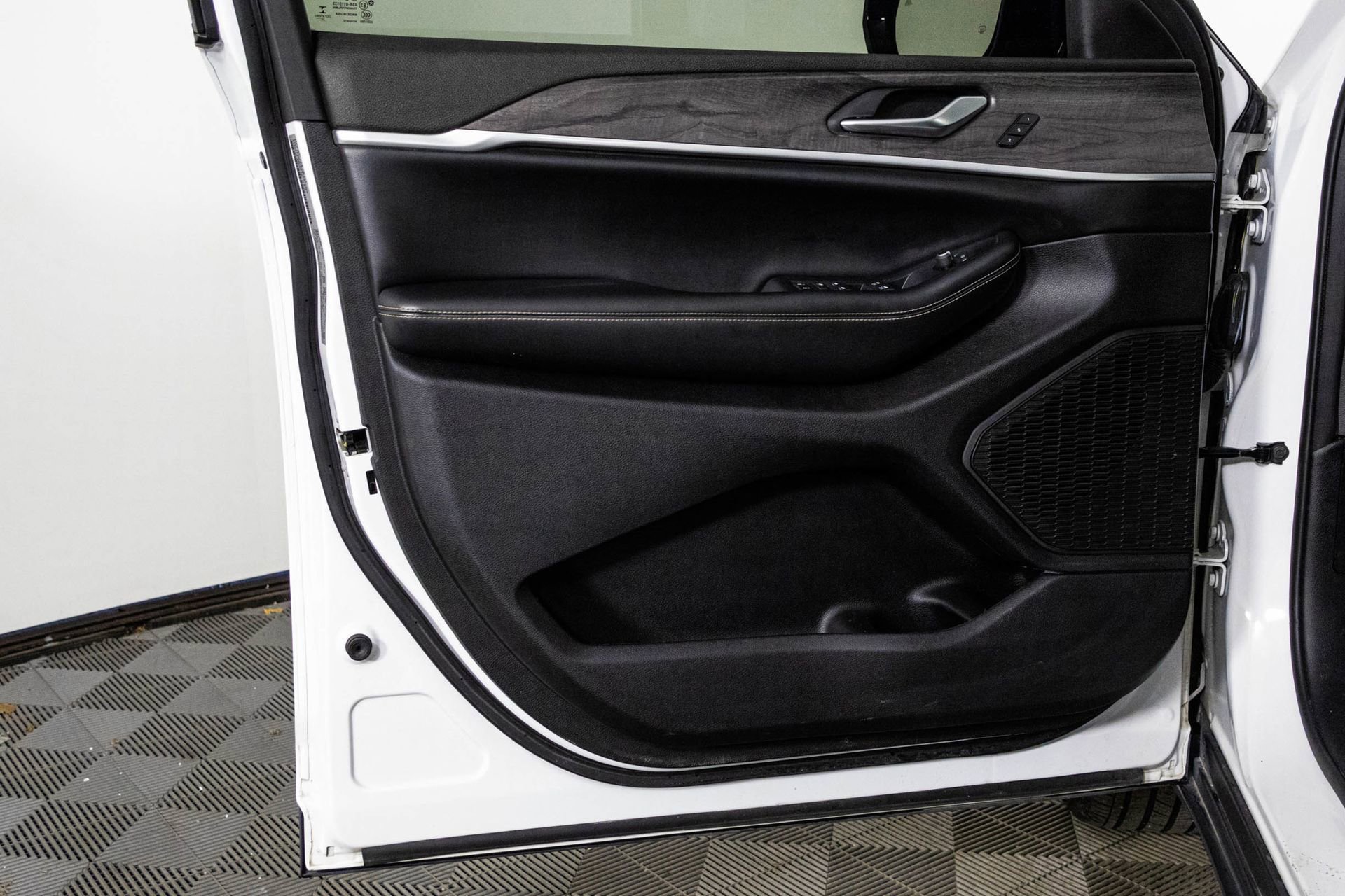 Used 2023 Jeep Grand Cherokee Limited w/ Trailer Tow Prep Group (B) image 34