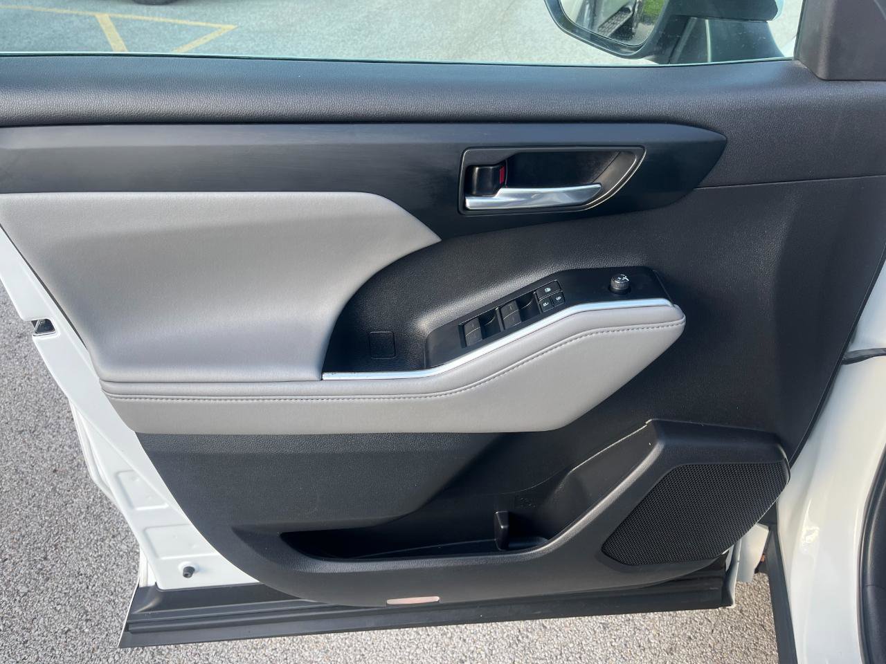 Used 2022 Toyota Highlander XLE AWD/4WD image 26