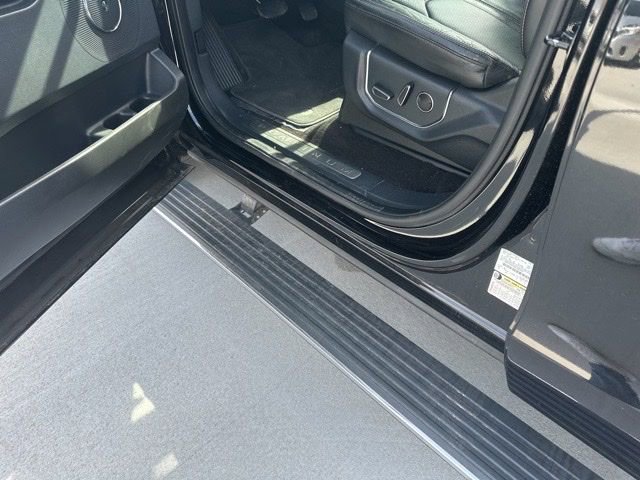 Used 2022 Ford Expedition Platinum image 4