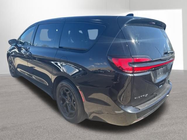Used 2022 Chrysler Pacifica Touring-L w/ S Appearance Package image 3