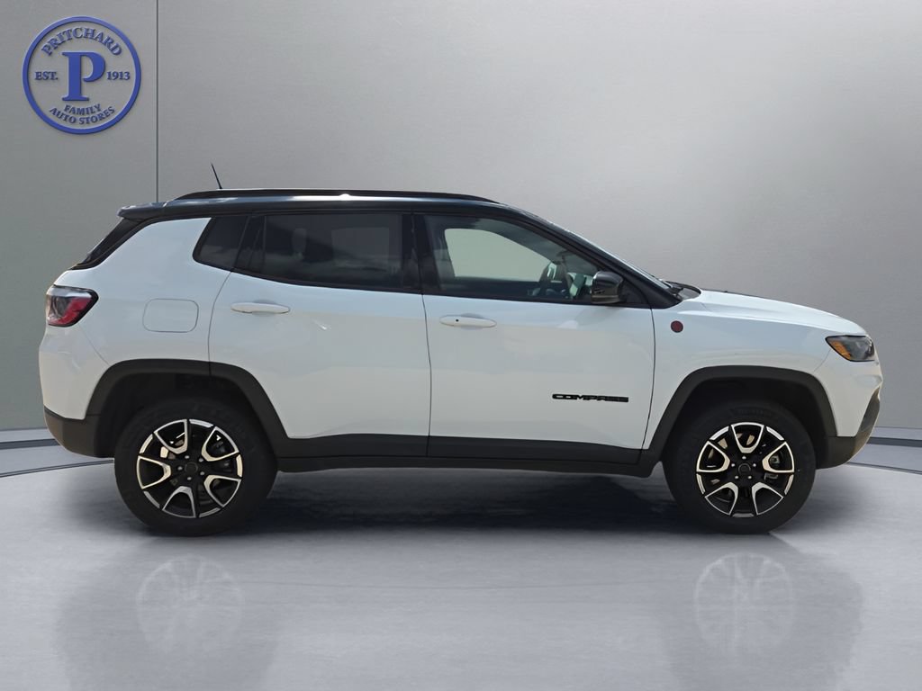 Used 2025 Jeep Compass Trailhawk AWD/4WD image 8