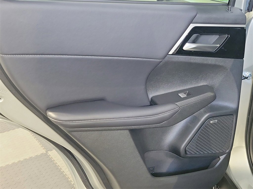 New 2025 Mitsubishi Outlander SE image 12