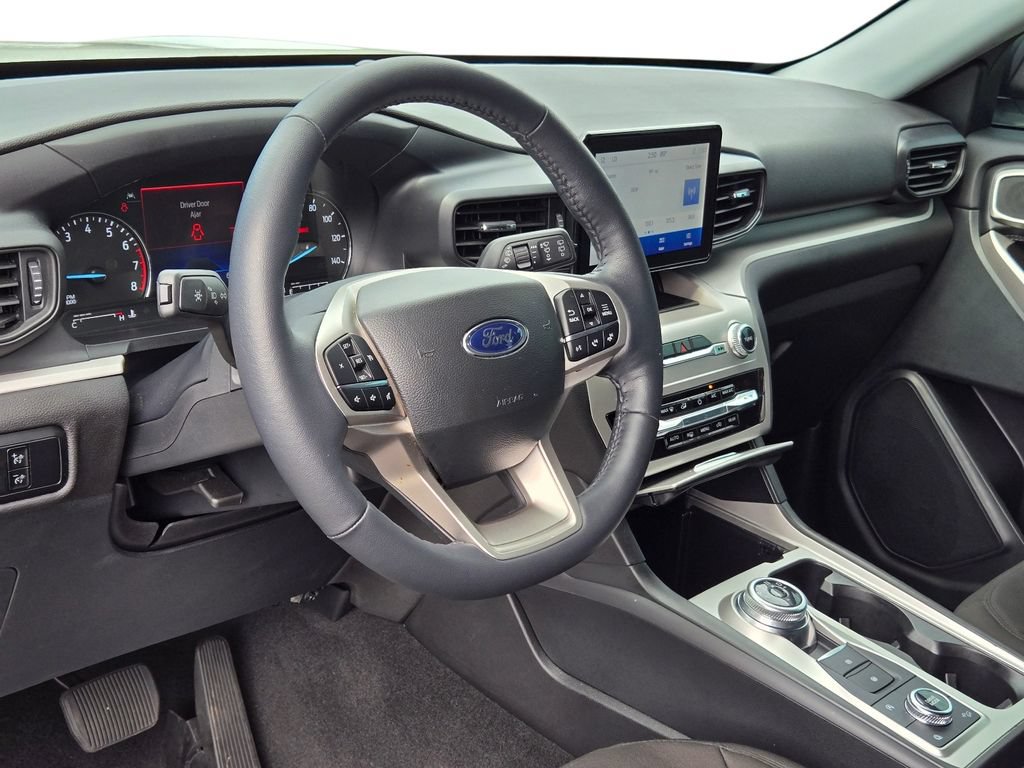 Used 2023 Ford Explorer XLT AWD/4WD image 16