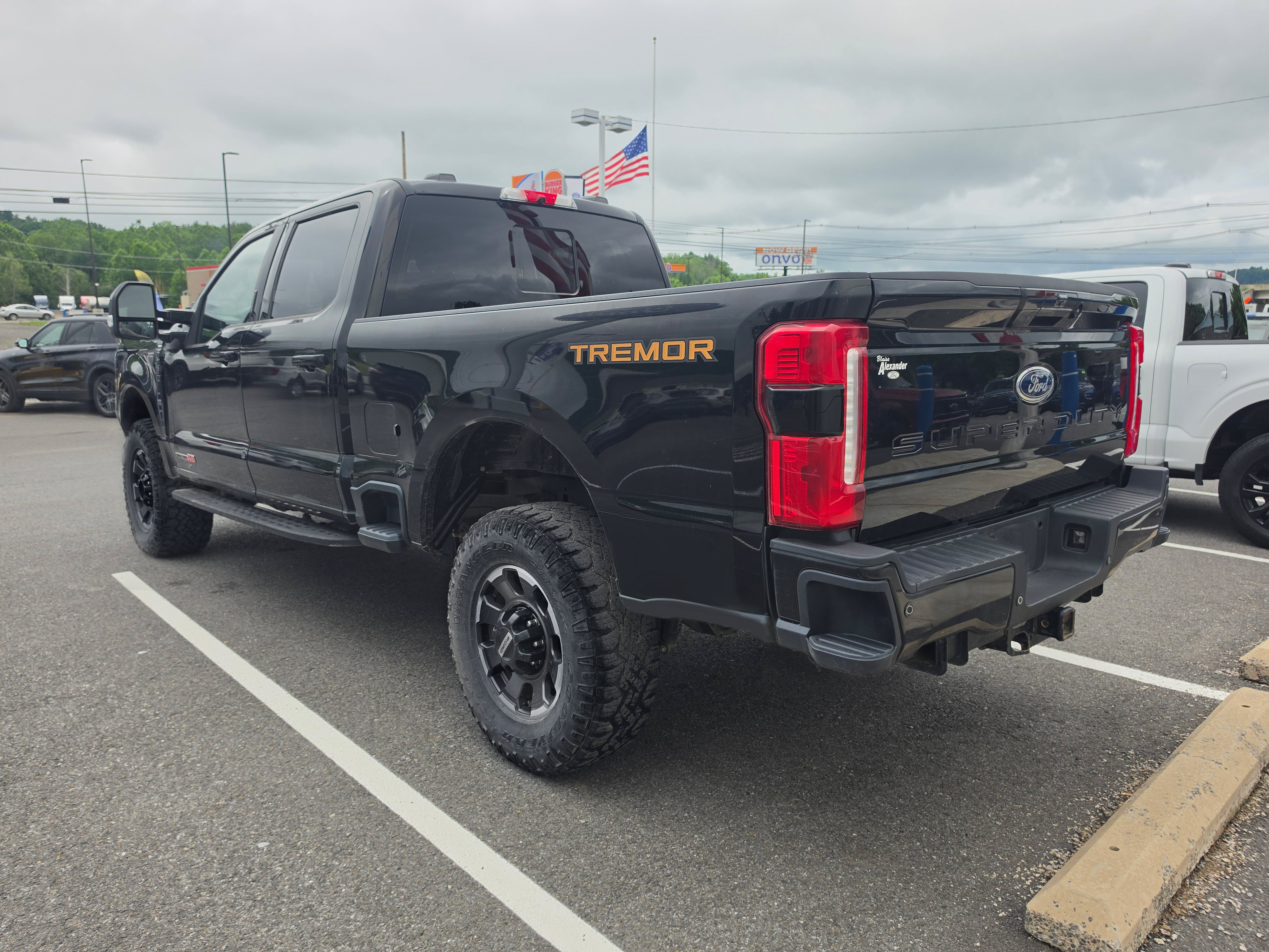Used 2023 Ford F350 Lariat w/ Tremor Off-Road Package AWD/4WD image 5