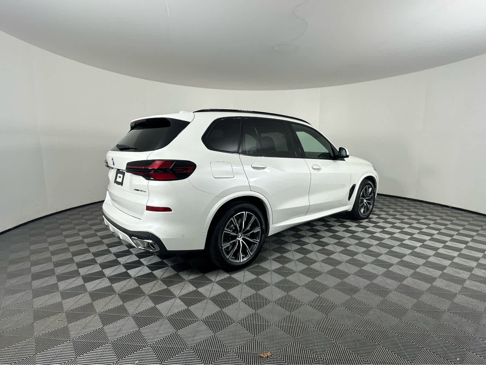 New 2026 BMW X5 xDrive50e w/ M Sport Package image 4