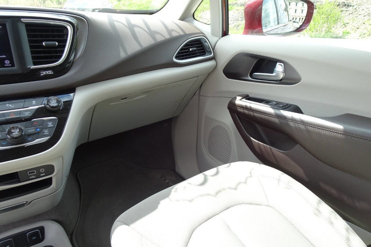 Used 2018 Chrysler Pacifica Touring Plus FWD image 21