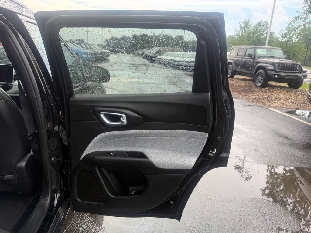 Used 2024 Jeep Compass Latitude AWD/4WD image 43