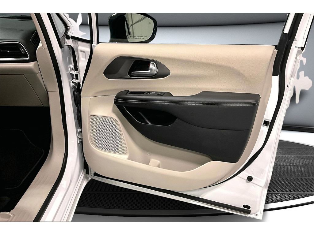 Used 2024 Chrysler Pacifica Touring-L image 24