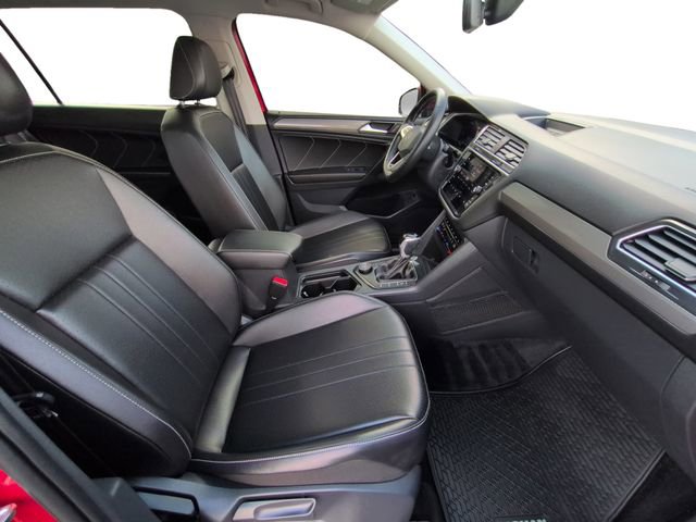 Used 2024 Volkswagen Tiguan SE w/ Panoramic Sunroof Package image 22