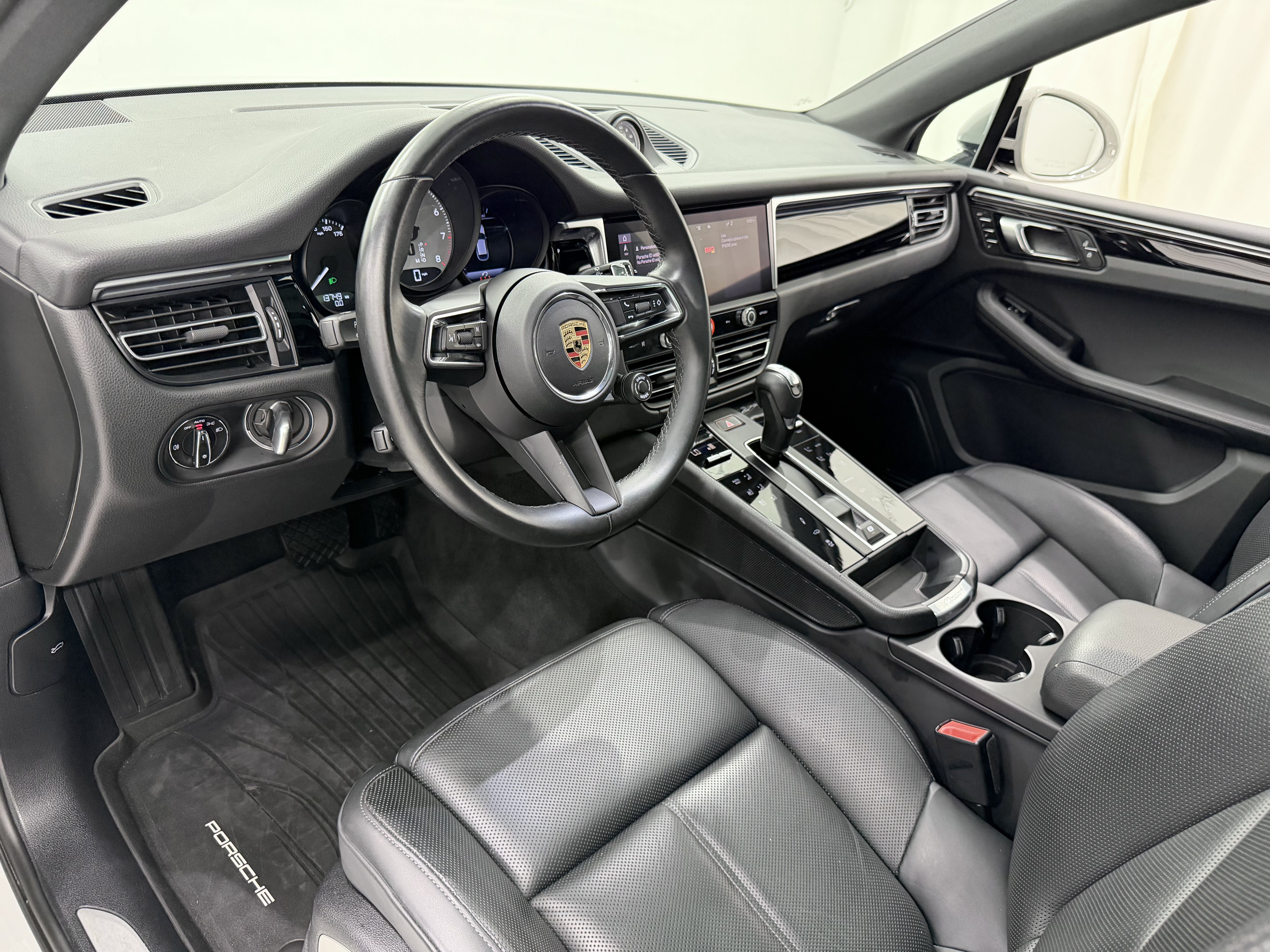 Certified 2023 Porsche Macan S AWD/4WD image 26