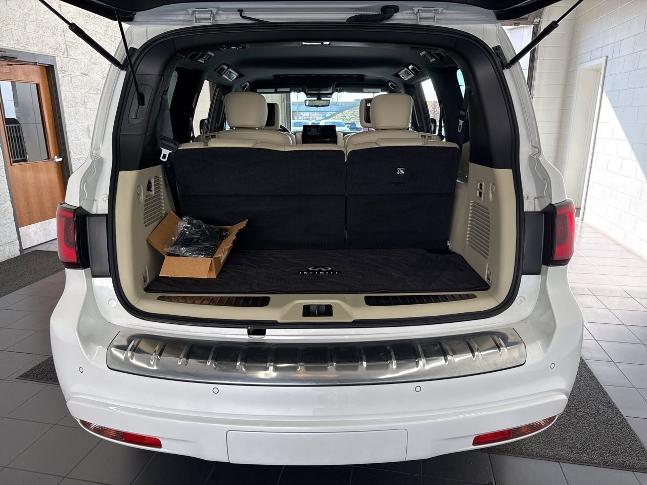 Used 2023 INFINITI QX80 Sensory w/ Cargo Package image 11