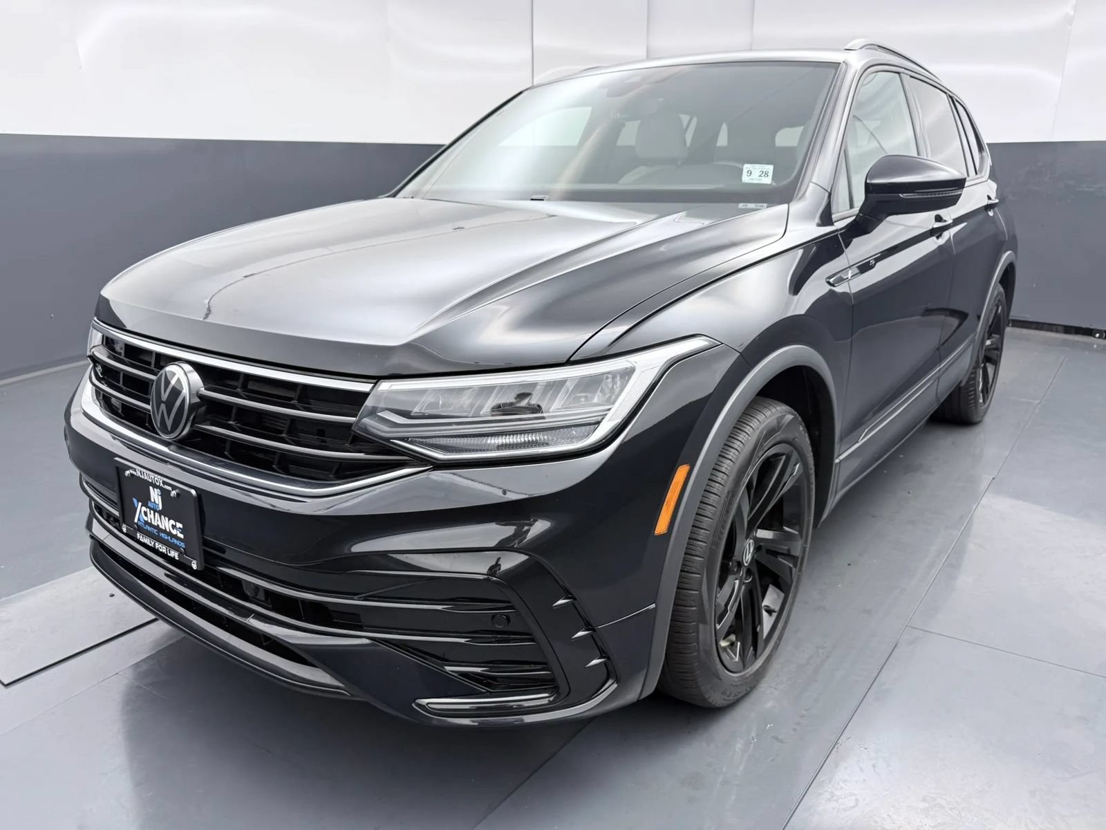 Used 2023 Volkswagen Tiguan SE R-Line AWD/4WD image 3
