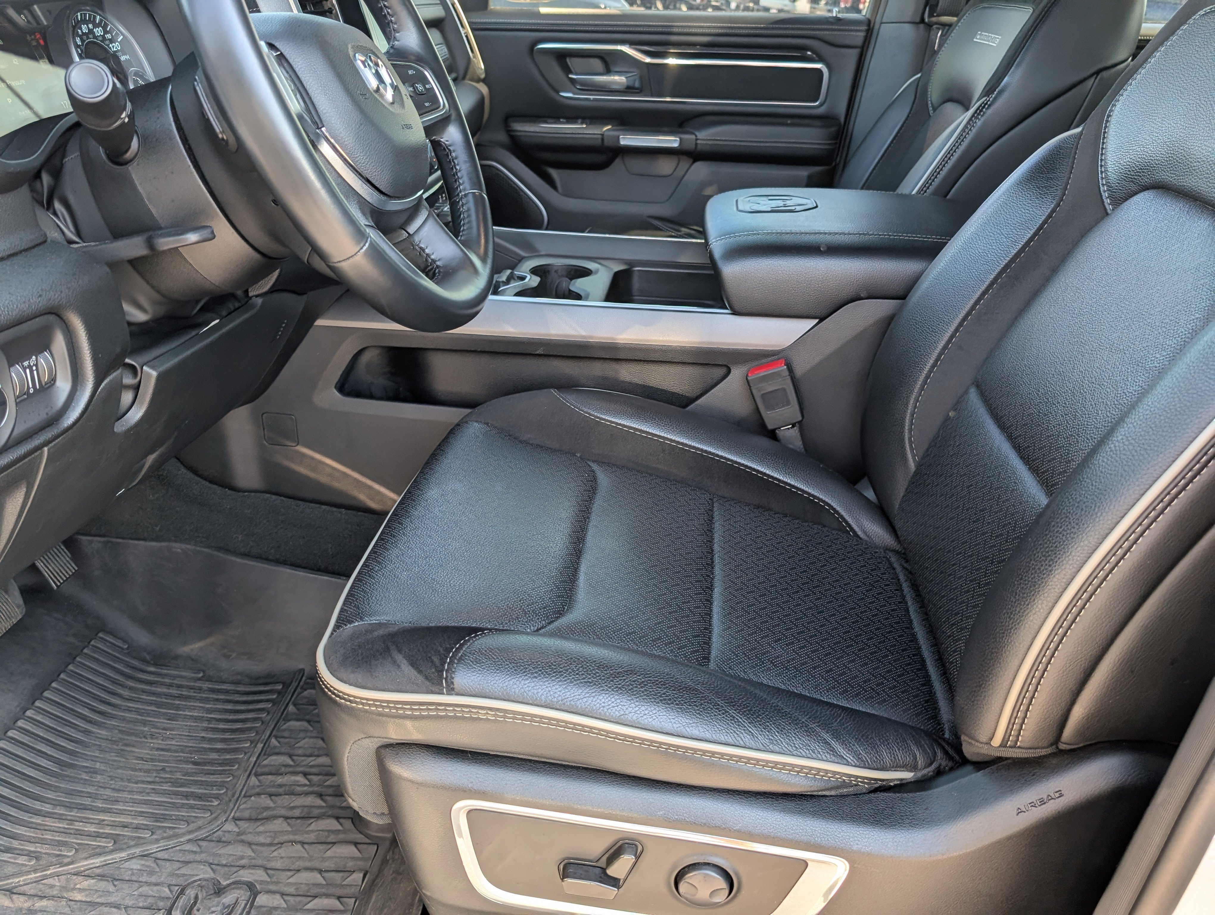 Used 2022 RAM 1500 Laramie w/ Sport Appearance Package image 15