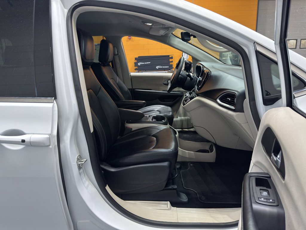 Used 2024 Chrysler Pacifica Touring-L image 18