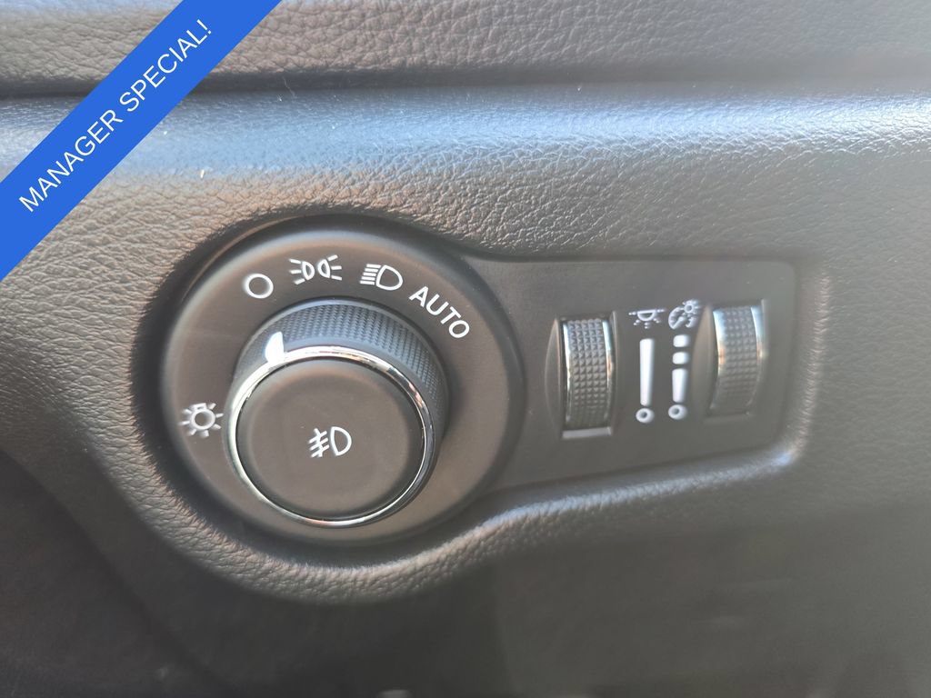 Used 2025 Chrysler Pacifica Limited FWD image 28