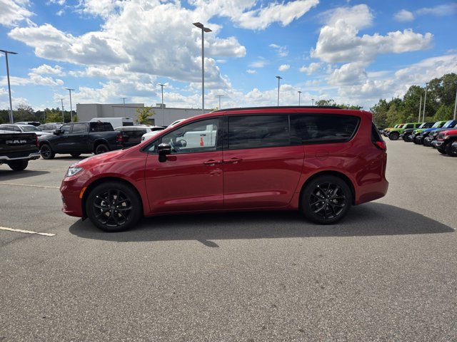 New 2026 Chrysler Pacifica Limited w/ S Appearance Package FWD image 9