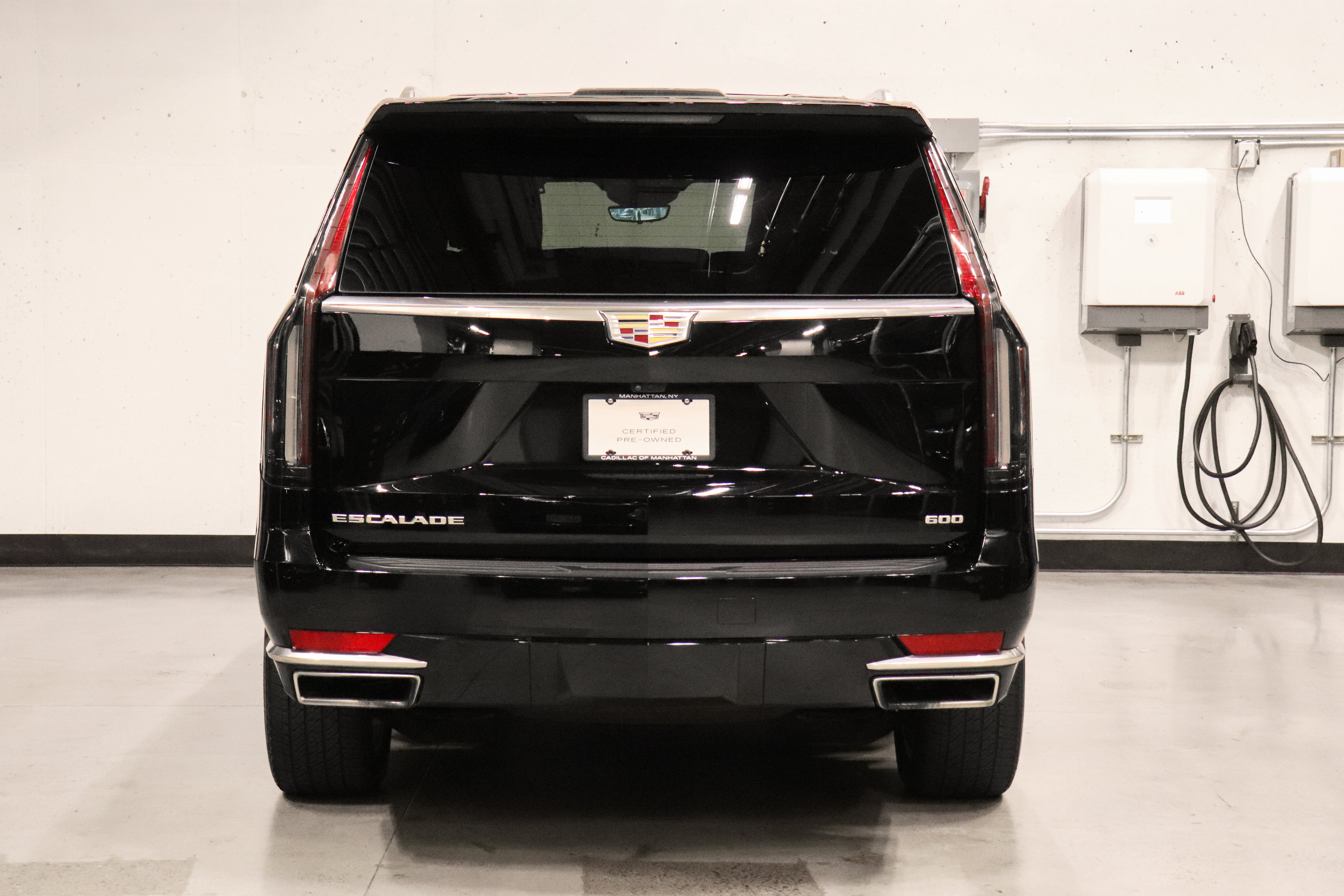 Used 2023 Cadillac Escalade Premium Luxury AWD/4WD image 4