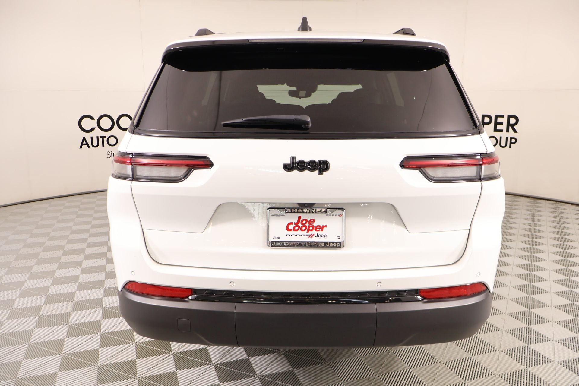 Used 2024 Jeep Grand Cherokee L Laredo RWD image 22