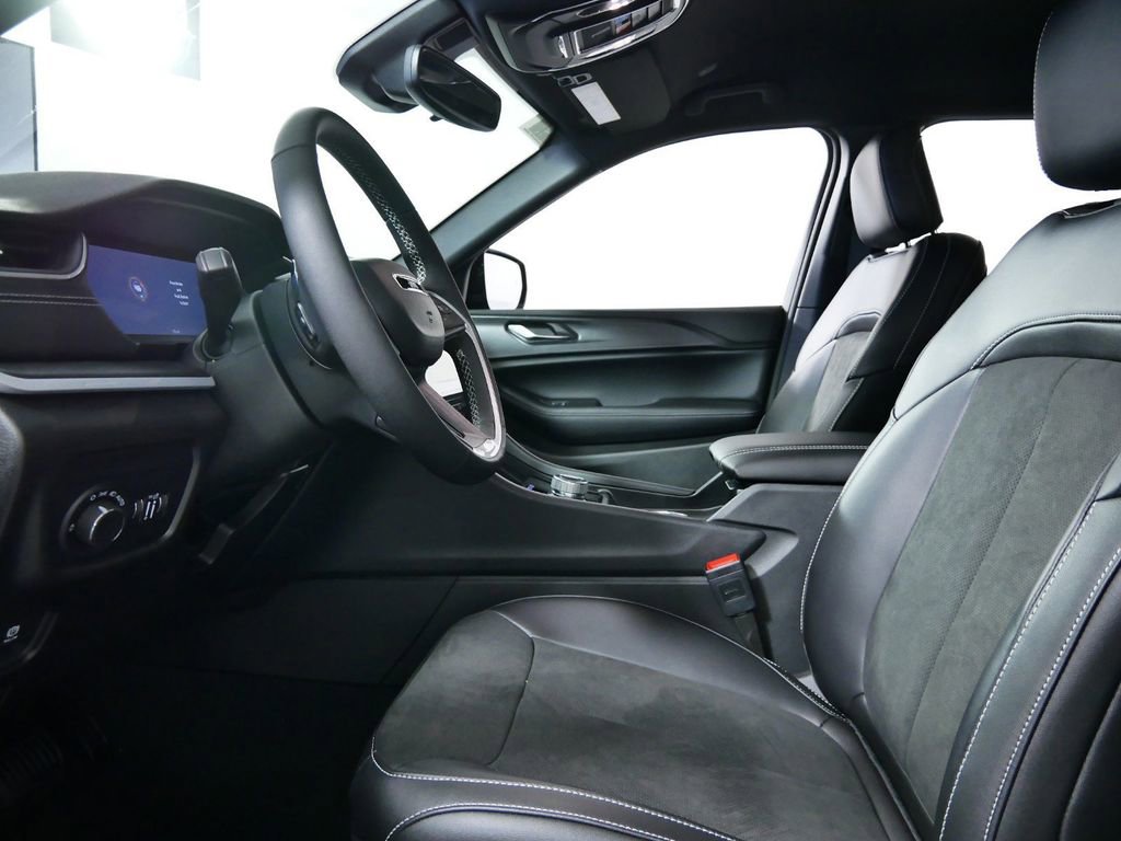 Certified 2024 Jeep Grand Cherokee Altitude image 33