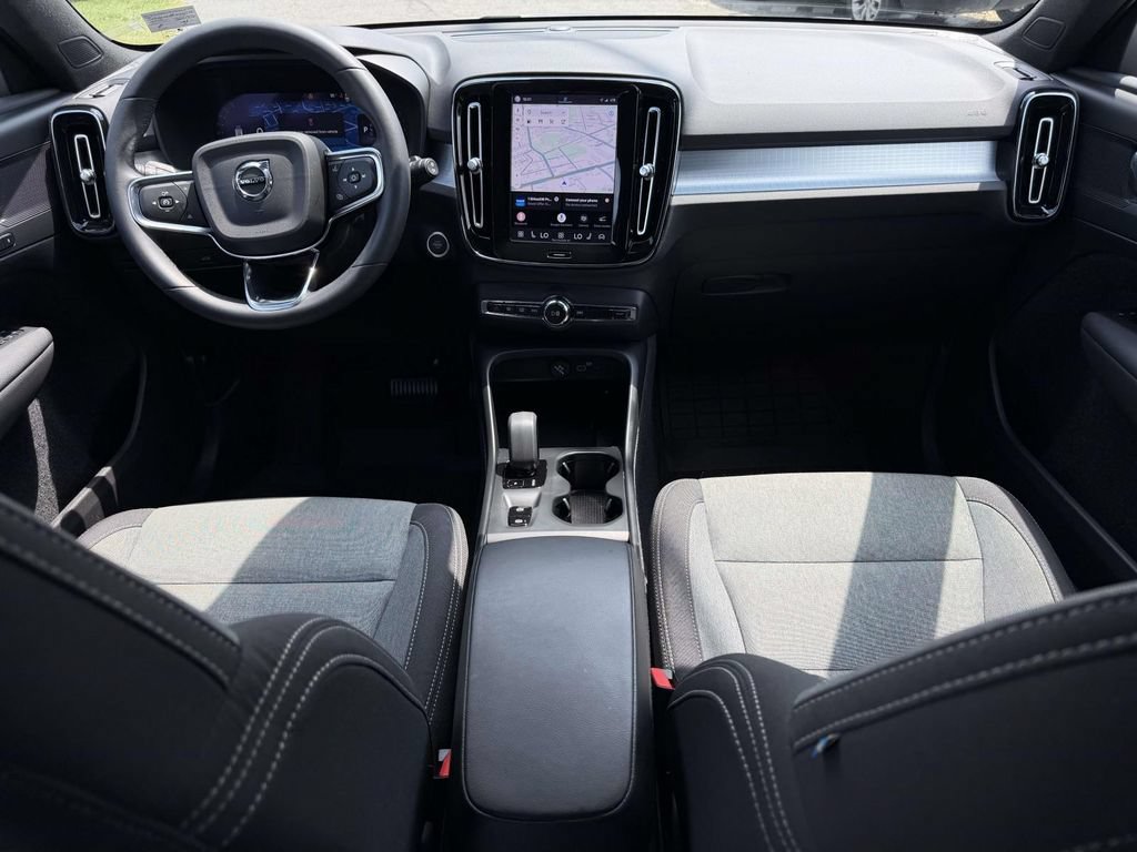 Used 2024 Volvo XC40 B5 Core AWD/4WD image 2