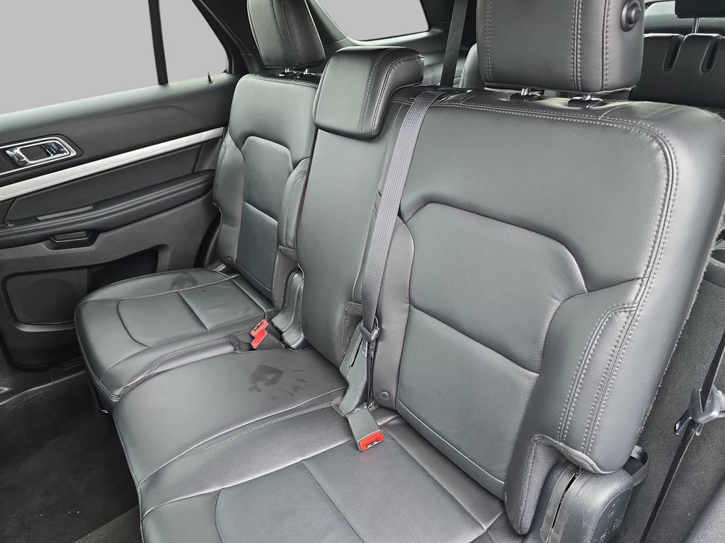 Used 2017 Ford Explorer XLT w/ Equipment Group 202A AWD/4WD image 15