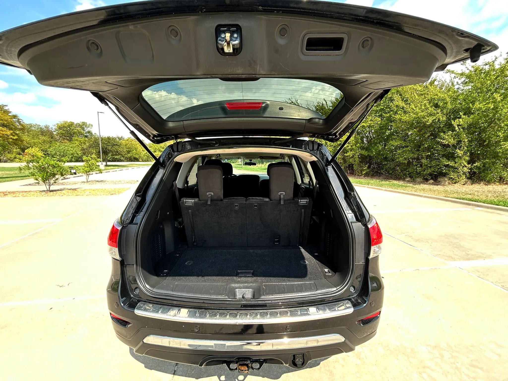 Used 2014 Nissan Pathfinder SV w/ Trailer Tow Package FWD image 10