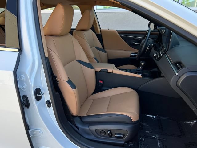 Used 2025 Lexus ES 300h w/ Premium Package FWD image 31