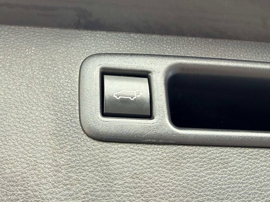 Used 2023 Toyota Highlander XLE AWD/4WD image 18