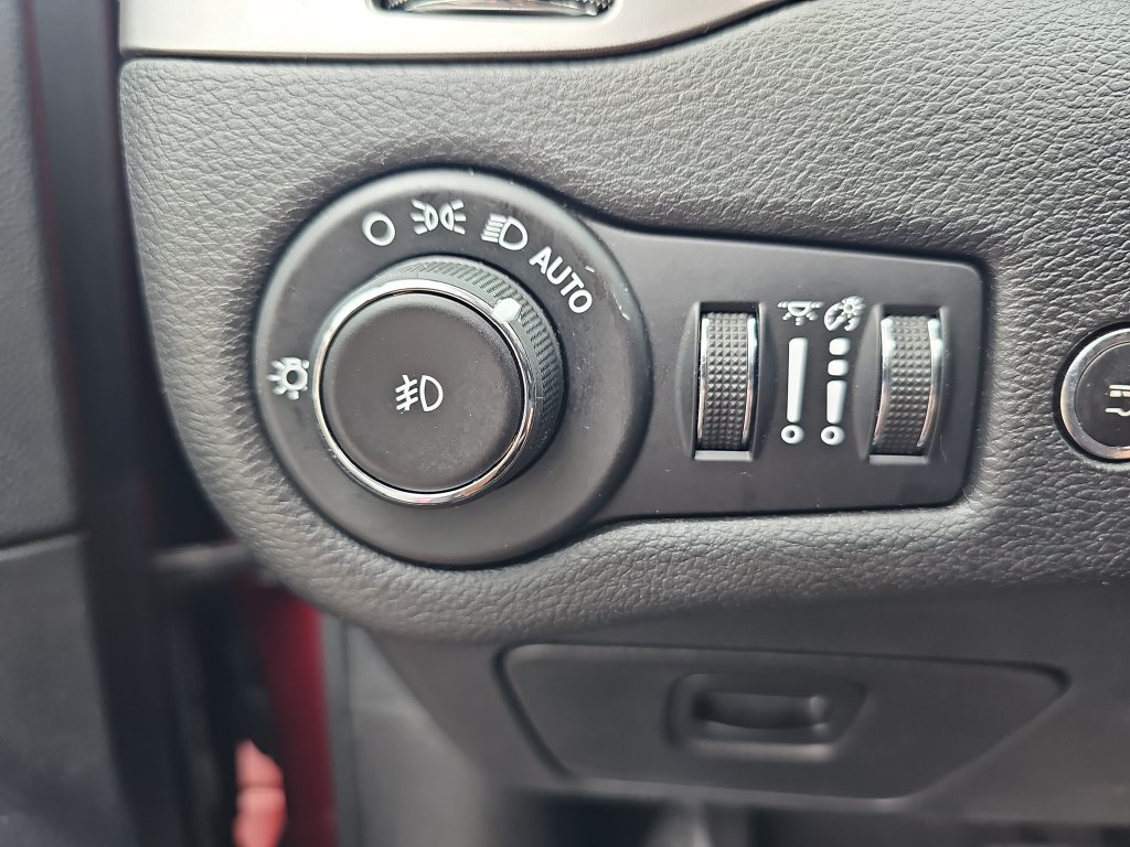 Used 2019 Jeep Cherokee Latitude Plus w/ Comfort/Convenience Group FWD image 35