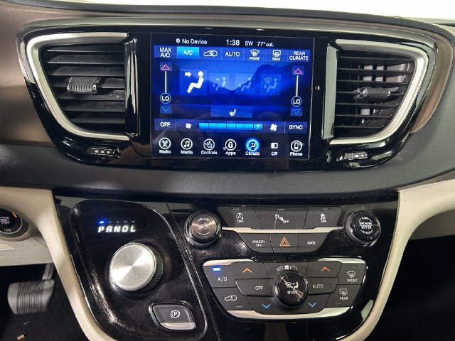 Used 2017 Chrysler Pacifica Touring-L FWD image 22