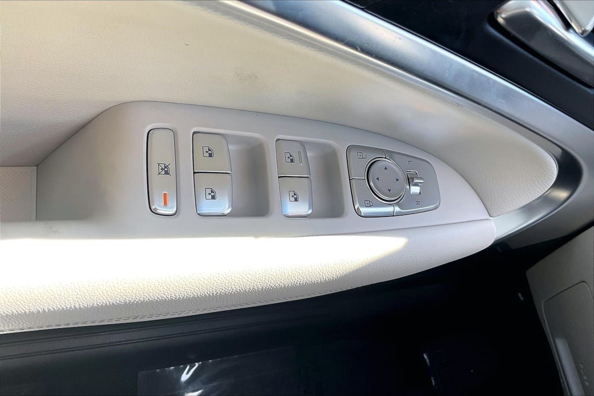 Used 2025 Genesis G70 2.5T RWD image 34