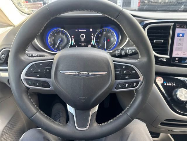 Used 2024 Chrysler Pacifica Touring-L FWD image 16
