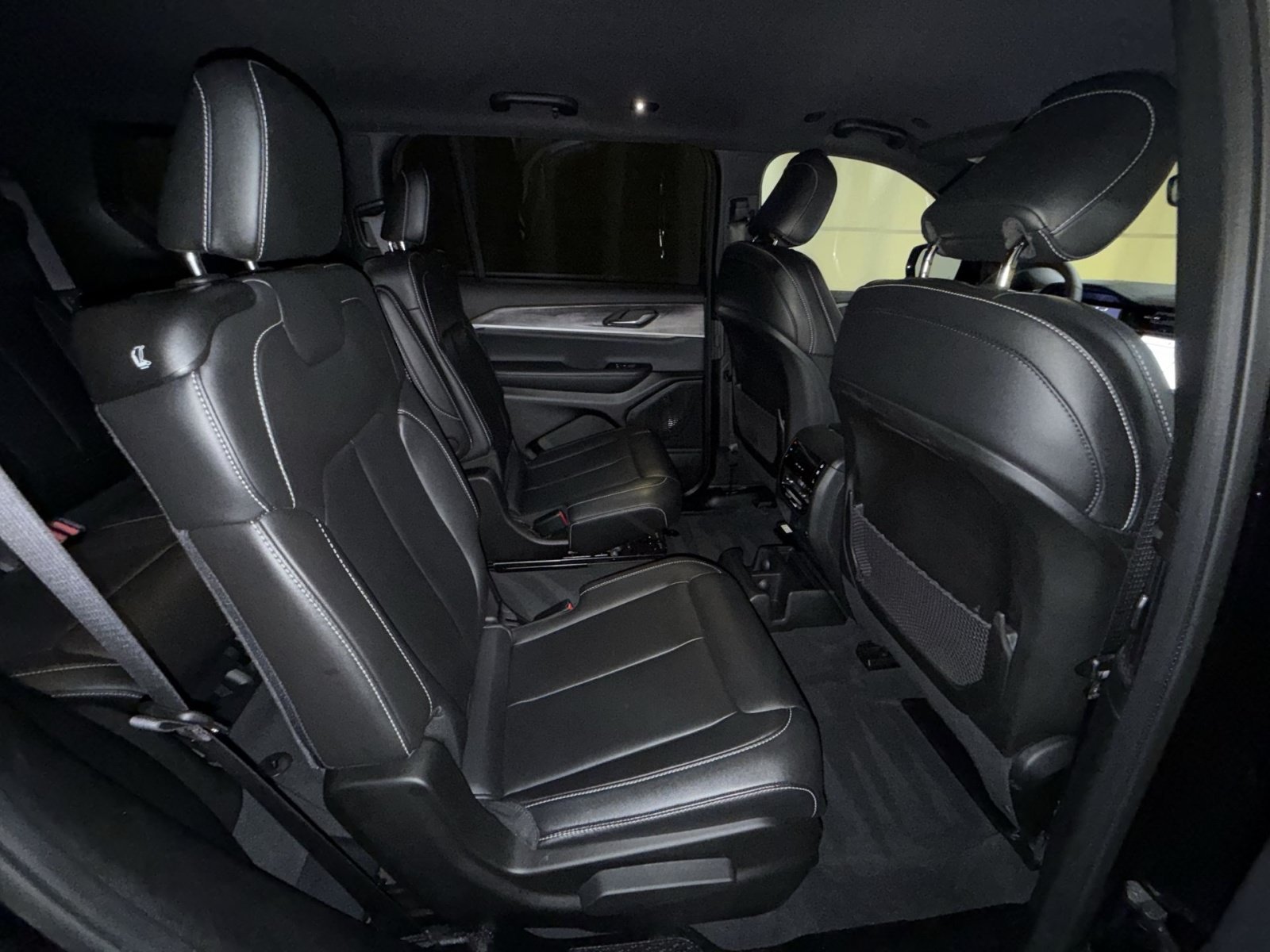 Used 2024 Jeep Grand Cherokee L Limited w/ Black Appearance Package AWD/4WD image 28
