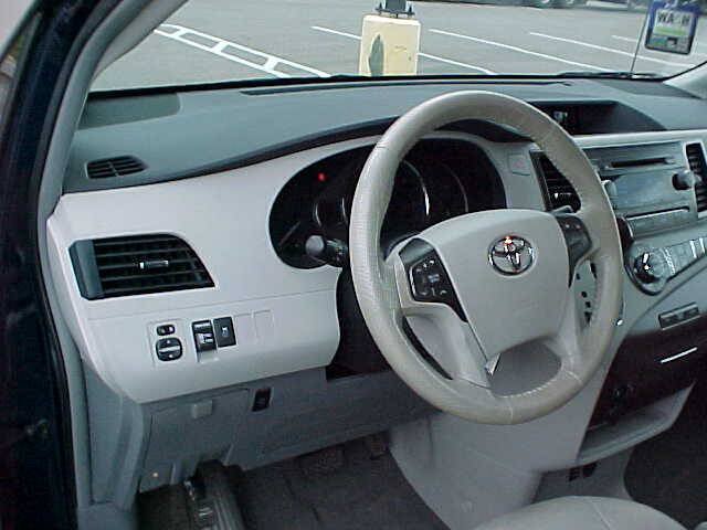 Used 2012 Toyota Sienna XLE FWD image 15