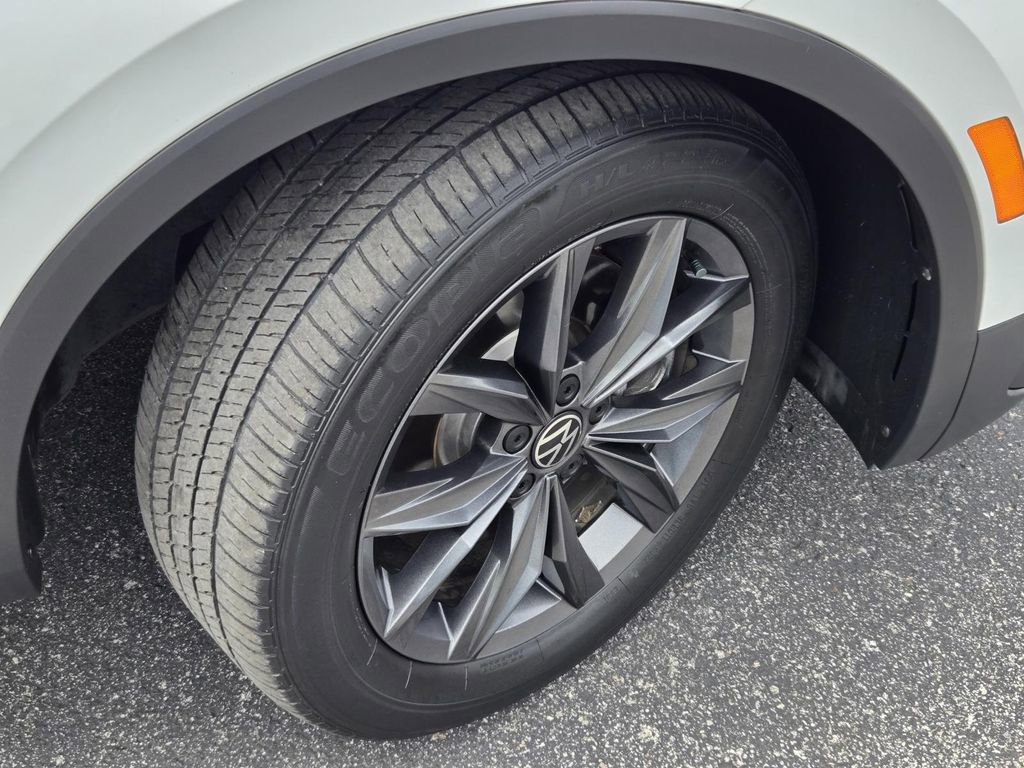 Used 2022 Volkswagen Tiguan SE w/ Panoramic Sunroof Package FWD image 6