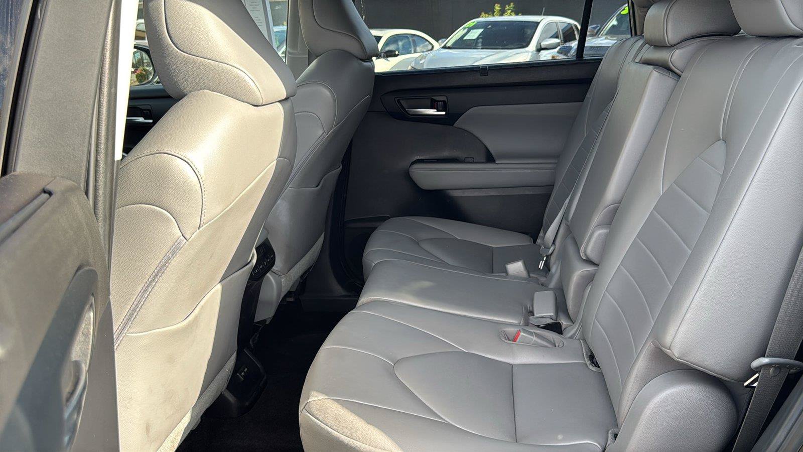 Used 2023 Toyota Highlander XLE FWD image 24