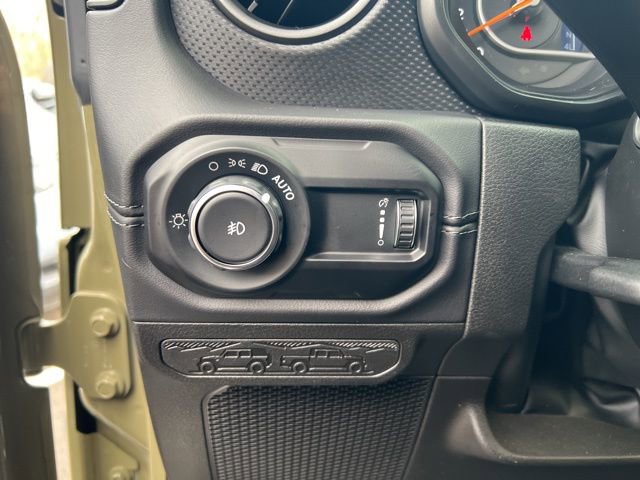 Used 2025 Jeep Wrangler Unlimited Rubicon w/ XTREMEE 35" Tire Package image 6