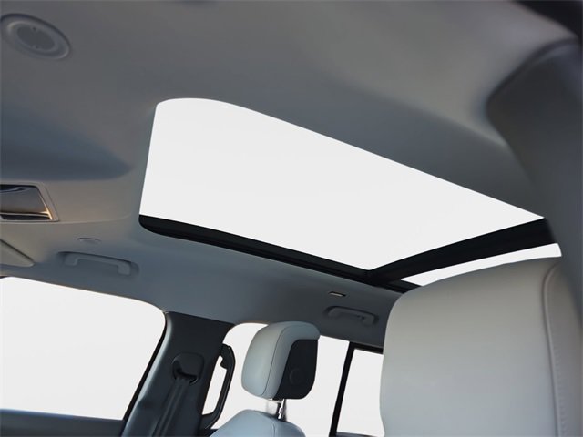 Used 2025 Land Rover Defender 110 S image 28