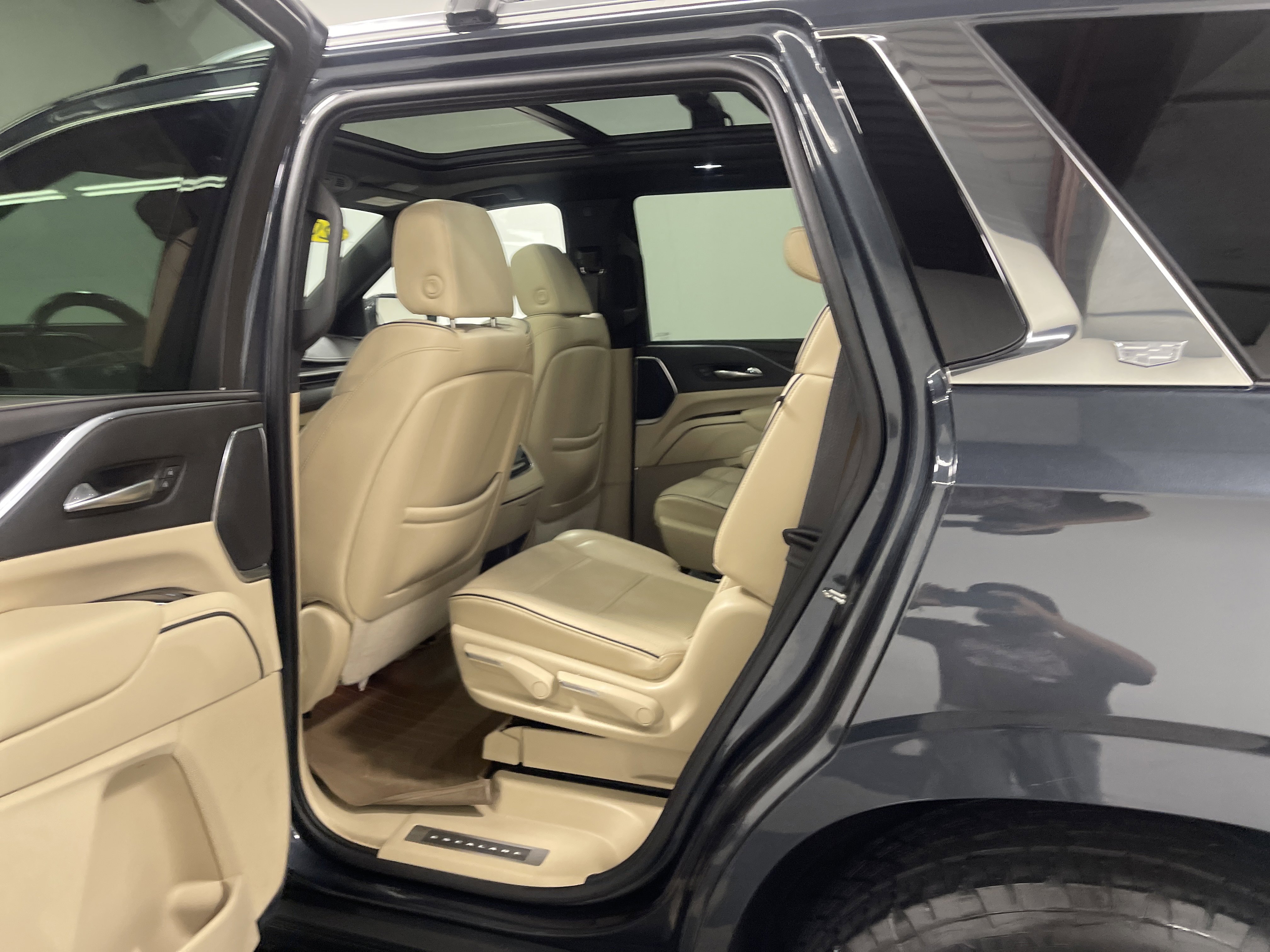 Used 2022 Cadillac Escalade Premium Luxury w/ Performance Package AWD/4WD image 13